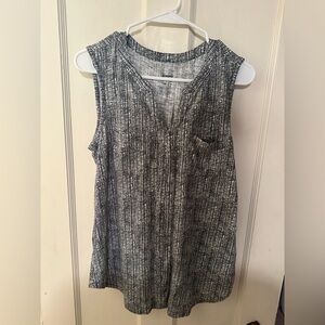 Sonoma women’s sleeveless blouse in dark gray and white. Size medium